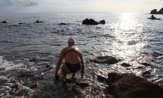 Sabrina Peron da record in acque fredde: Swim Around Capraia senza muta