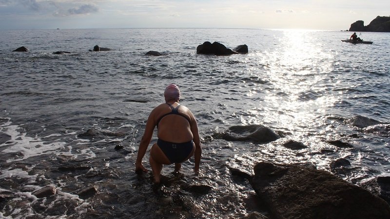 Sabrina Peron da record in acque fredde: Swim Around Capraia senza muta