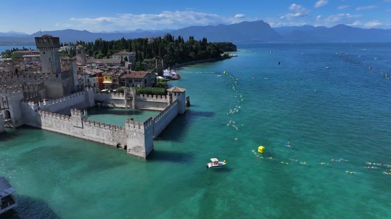 Swimtheisland Sirmione, 1200 nuotatori nelle acque libere del Lago di Garda